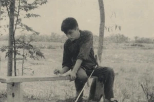 GS.TSKH Ngô Việt Trung phải dùng nạng khi đang học lớp 10 ở Tốt Động, Hà Tây.