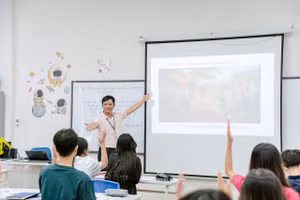 TS Phạm Văn Giềng - giáo viên môn Lịch sử, Trường Phổ thông liên cấp Phenikaa (Hà Nội) trong giờ dạy. Ảnh: NTCC