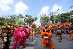 Hình ảnh múa Rồng tại Festival Thu Hà Nội 2023.