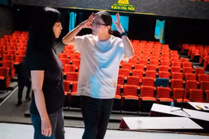 Đạo diễn, nhà sản xuất Nguyễn Hoàng Điệp trao đổi với đạo diễn Tsuyoshi Sugiyama. Ảnh: Nguyễn Hoàng Việt.