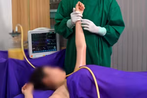 Hàng loạt các quảng cáo khám, chữa bệnh, dịch vụ thẩm mỹ được quảng cáo trên các nền tảng mạng xã hội như Facebook, Zalo, TikTok…