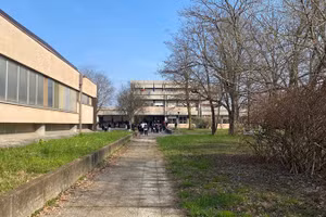 Trường Trung học Meucci và phòng tập thể dục được sưởi ấm bằng lò hơi hydro. Ảnh: Euronews