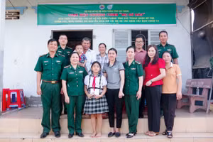 Hội Phụ nữ Bộ đội Biên phòng Sóc Trăng tổ chức Chương trình 'Mẹ đỡ đầu', hỗ trợ, chăm sóc em Nguyễn Đình. Ảnh: BP