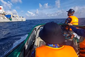 Khi bước xuống những chiếc xuồng nối nhịp tới các điểm đảo do cán bộ, chiến sĩ tàu HQ 571 cầm lái phục vụ, ai cũng thấy an tâm vì có điểm tựa vững chãi. Ảnh: Bình Thanh.