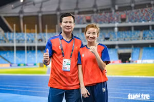 Huấn luyện viên Trần Văn Sỹ và tuyển thủ Nguyễn Thị Oanh. Ảnh: INT.