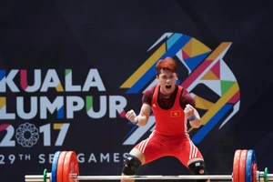 Lực sĩ Trịnh Văn Vinh ăn mừng chiến thắng tại SEA Games 29 năm 2017. Ảnh: ITN