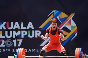 Lực sĩ Trịnh Văn Vinh ăn mừng chiến thắng tại SEA Games 29 năm 2017. Ảnh: ITN