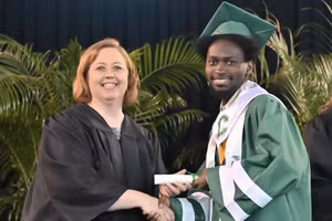 Elijah Hogan nhận bằng tốt nghiệp hồi cuối tháng 5.