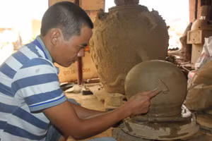 Thợ gốm làng Hương Canh thực hành nghề gia truyền.