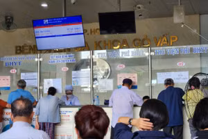 Khu chờ khám bệnh tại Bệnh viện quận Gò Vấp. (Ảnh: Lâm Ngọc)