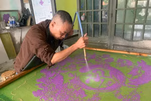 Anh Lê Thanh Hà điêu khắc bằng nước trên giấy dừa.