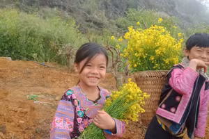 Những nụ cười khiến tôi bịn rịn khi tạm biệt Nà Ka. Ảnh: Nguyên Hằng