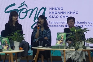 Từ phải qua: Đạo diễn Việt Linh, tác giả Hải Anh và họa sĩ Pauline Guitton giao lưu tại buổi ra mắt sách ở Việt Nam do Nxb Kim Đồng tổ chức. Ảnh: Bình Thanh.