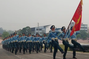 Dù thời tiết nắng nóng, các lực lượng diễu binh vẫn tích cực tập luyện. Ảnh: Bình Thanh