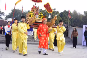 Thầy mo và người dân đang rước kiệu dâng hương trong Lễ hội Khai hạ.