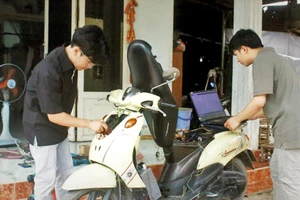 Nhóm sinh viên sáng tạo hệ thống cảnh báo cháy xe máy.