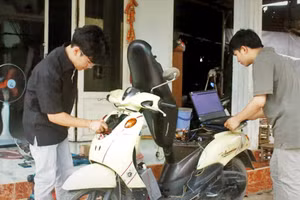 Nhóm sinh viên sáng tạo hệ thống cảnh báo cháy xe máy.