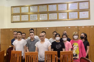 Các đối tượng trong đường dây môi giới bán dâm vừa bị triệt phá ở Hà Nội. 