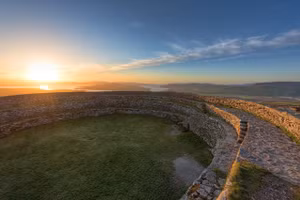 Một Pháo đài Thần tiên khá nguyên vẹn ở Tây Bắc Ireland. Ảnh: Atlasobscura.com