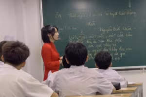 Thường xuyên chấm bài và soạn giáo án điện tử, mắt của cô Nguyễn Thị Mai Hương mờ, yếu và tăng độ.