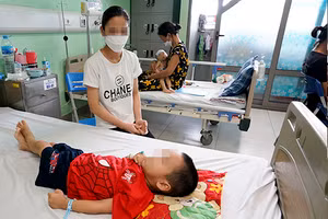 Trẻ nhập viện do uống vitamin quá liều. Ảnh: Bệnh viện Nhi Trung ương