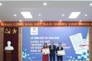 Thứ trưởng Bộ GD&ĐT Phạm Ngọc Thưởng trao giải cho các tác giả có tác phẩm đoạt giải Nhất Cuộc thi 'Những kỷ niệm sâu sắc về thầy cô và mái trường' năm 2023 do Bộ GD&ĐT tổ chức và phân công Báo Giáo dục và Thời đại là đơn vị thường trực thực hiện.