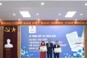 Thứ trưởng Bộ GD&ĐT Phạm Ngọc Thưởng trao giải cho các tác giả có tác phẩm đoạt giải Nhất Cuộc thi 'Những kỷ niệm sâu sắc về thầy cô và mái trường' năm 2023 do Bộ GD&ĐT tổ chức và phân công Báo Giáo dục và Thời đại là đơn vị thường trực thực hiện.
