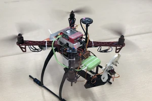 Mô hình UAV tích hợp cánh tay robot của nhóm EmNetLab.