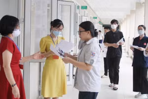 Thí sinh làm thủ tục vào phòng thi Kỳ thi tốt nghiệp THPT năm 2023. Ảnh minh họa: ITN