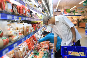 Người dân và doanh nghiệp hưởng nhiều lợi ích nếu đề xuất giảm 2% thuế VAT được kéo dài đến hết năm 2024. (Ảnh minh họa: INT)