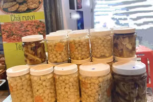 Bên cạnh các loại mứt, củ kiệu ngâm cũng là một trong những sản phẩm được người dân ưa chuộng dịp Tết. Ảnh: Thảo Minh