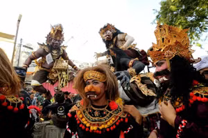 Những hình nộm khổng lồ được mang đi diễu hành qua các đường phố trước lễ hội Nyepi. Ảnh: Firdia Lisnawati/AP