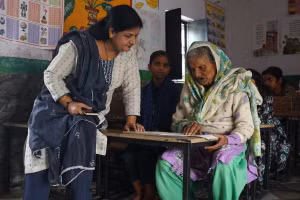 Bà Amma (ngoài cùng bên phải) là nguồn cảm hứng học tập cho nhiều trẻ em gái tại Ấn Độ.