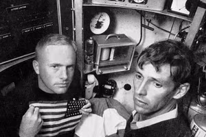 Don Walsh (trái) và Jacques Piccard, hai người đầu tiên chạm đến độ sâu nhất của đại dương.