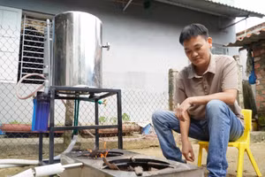 Anh Dương Quang Kiều và sản phẩm bếp nước ấm vùng cao.