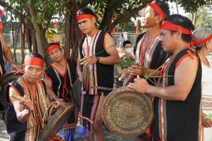 Nghệ nhân chỉnh cồng chiêng tại chương trình 'Trải nghiệm văn hóa truyền thống'. 