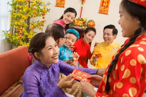 Cha mẹ cần dạy con ý nghĩa của việc lì xì không nằm ở giá trị đồng tiền. Ảnh minh họa