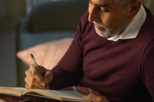 Người có học vấn cao có thể trải qua quá trình lão hóa chậm hơn. Ảnh: Publichealth