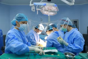 Tại Bệnh viện TWQĐ 108, bệnh nhân đã được phẫu thuật gỡ dính, cắt thận lấy khối giả u và sỏi thận. Ảnh minh họa 