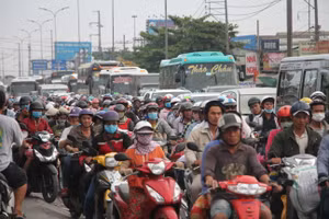 Hoạt động giao thông là một trong 3 nguồn phát thải khí nhà kính ở TPHCM. (Ảnh: Lê Nam)