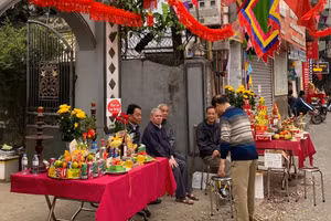 Lễ hội làng không ai có bánh rán. Ảnh: Huy Bằng