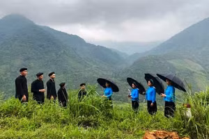 Nam nữ hát soóng cọ. Ảnh: T.H