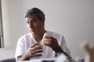 Bác sĩ Macchiarini giới thiệu khí quản nhựa thay thế khí quản hiến tặng.