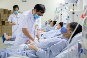 Bệnh nhân chạy thận nhân tạo tại Bệnh viện Đa khoa Đức Giang (Hà Nội). Ảnh: BVCC