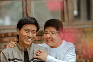 Nghệ sĩ Quốc Tuấn và con trai.