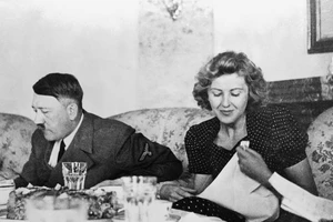 Eva Braun và Hitler.