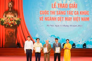 Nhạc sĩ Phạm Việt Long (thứ 3 từ phải sang) giải Ba Cuộc thi sáng tác ca khúc 'Giai điệu tự hào Dệt may Việt Nam'. Ảnh: NVCC.