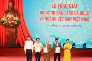 Nhạc sĩ Phạm Việt Long (thứ 3 từ phải sang) giải Ba Cuộc thi sáng tác ca khúc 'Giai điệu tự hào Dệt may Việt Nam'. Ảnh: NVCC.