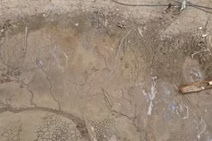 Hồ thủy lợi C3 trơ đáy vì hạn hán kéo dài. Ảnh: Dung Nguyễn