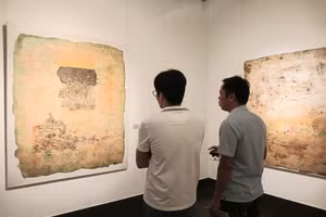 Công chúng háo hức xem các tác phẩm sáng tạo trên nền chất liệu giấy giang của người H’Mông.